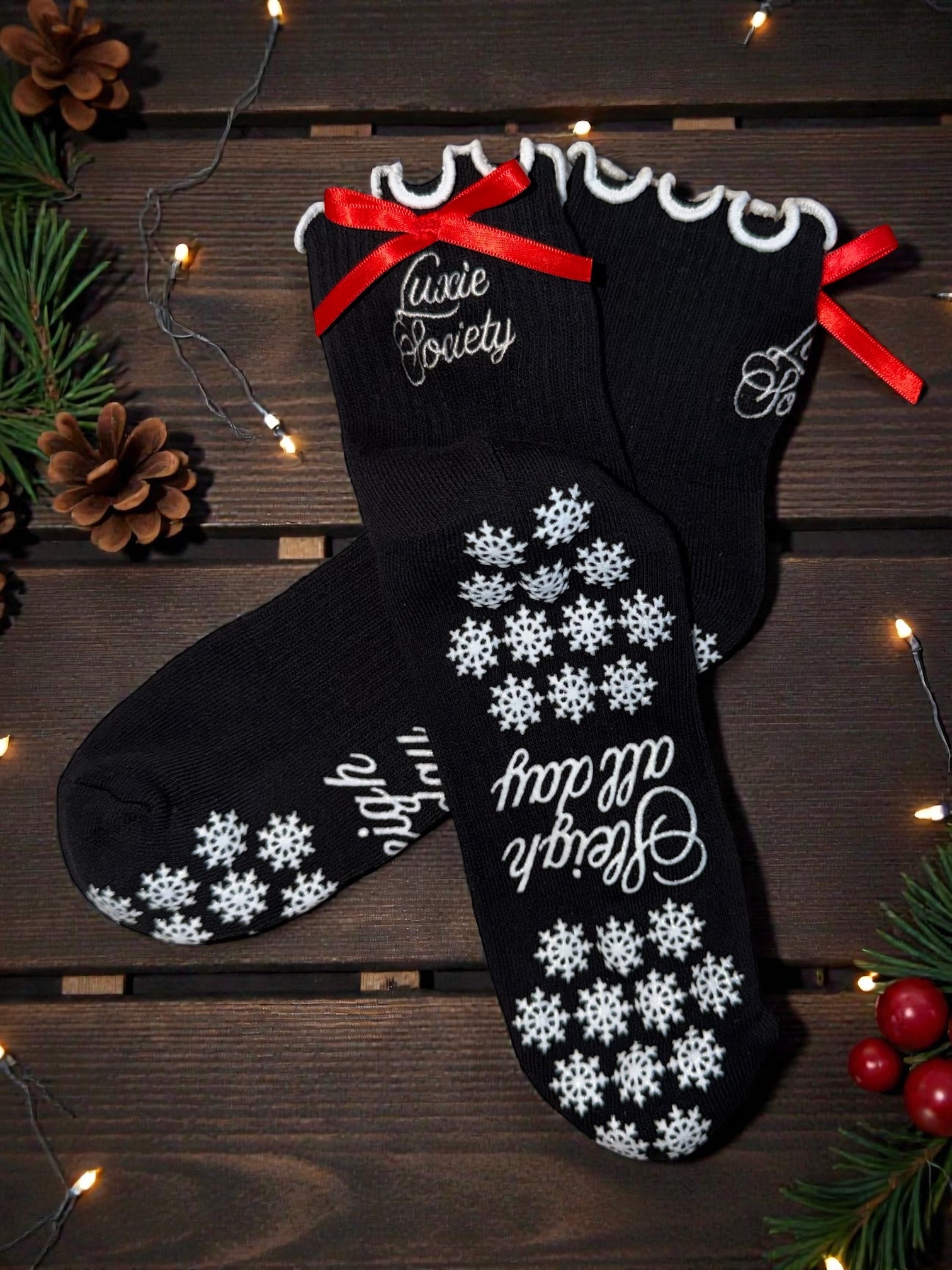 π The Luxie Society Holiday Pilates Sock Trio Gift Box